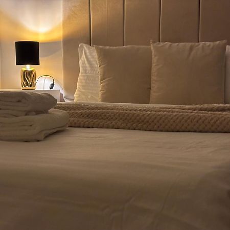 Dream - Large Apartament With Freeparking In A Quietarea Just 10 Minutes Away From City Center Bistriţa Buitenkant foto