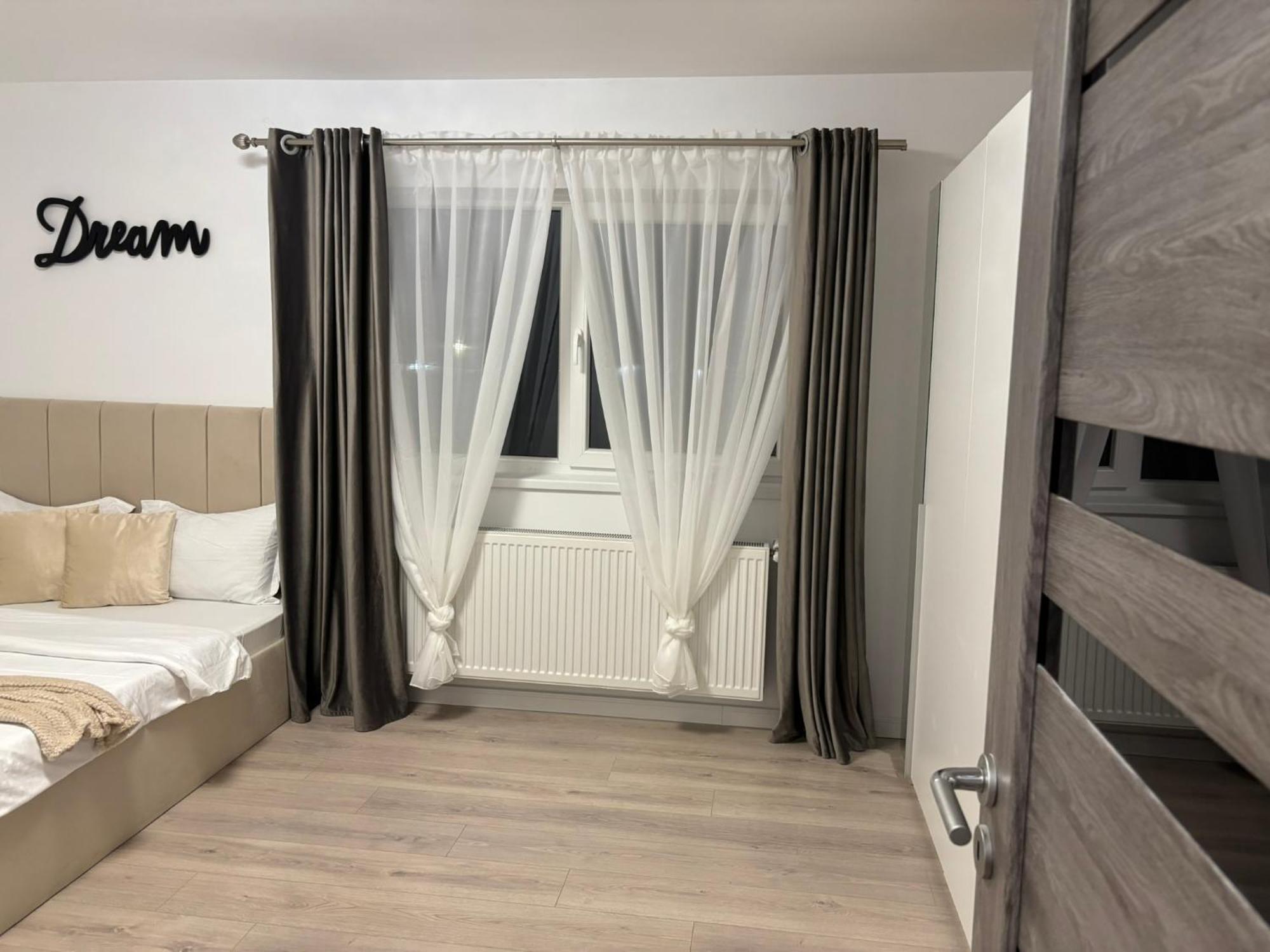 Dream - Large Apartament With Freeparking In A Quietarea Just 10 Minutes Away From City Center Bistriţa Buitenkant foto
